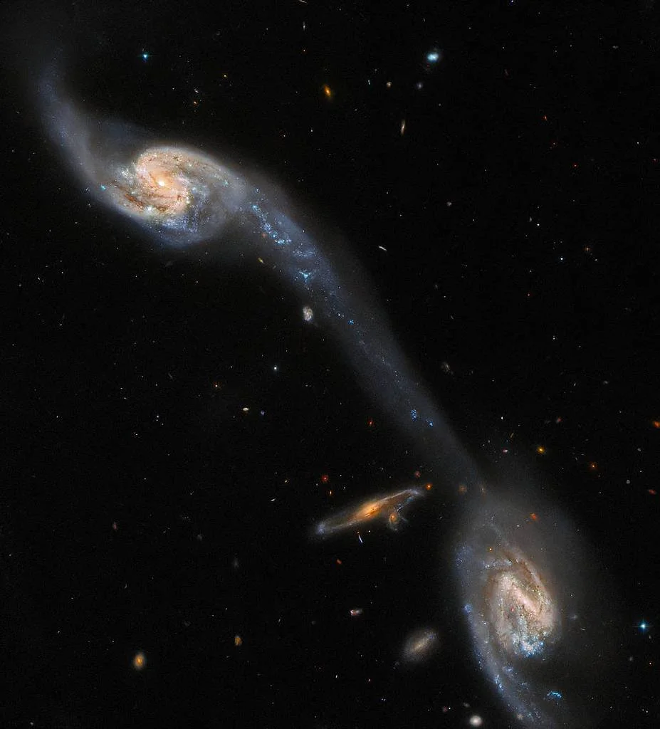 El Hubble fotografía un «puente» entre dos galaxias
