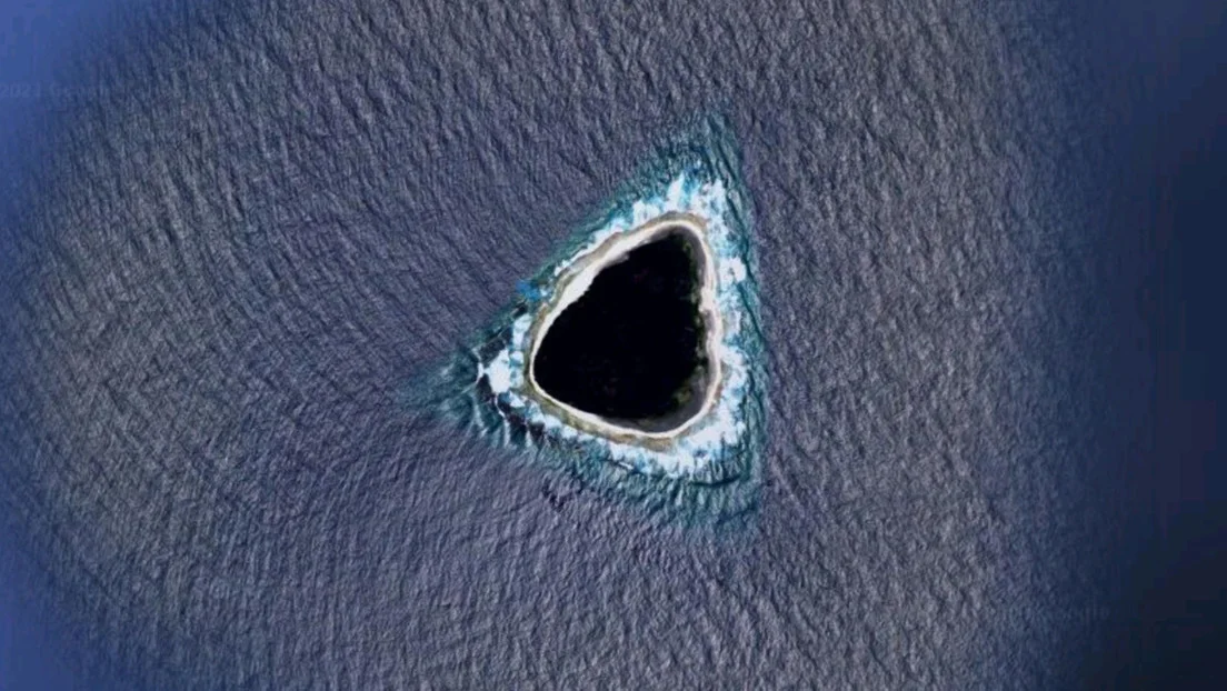 Encuentran un agujero negro en medio del océano con Google Maps