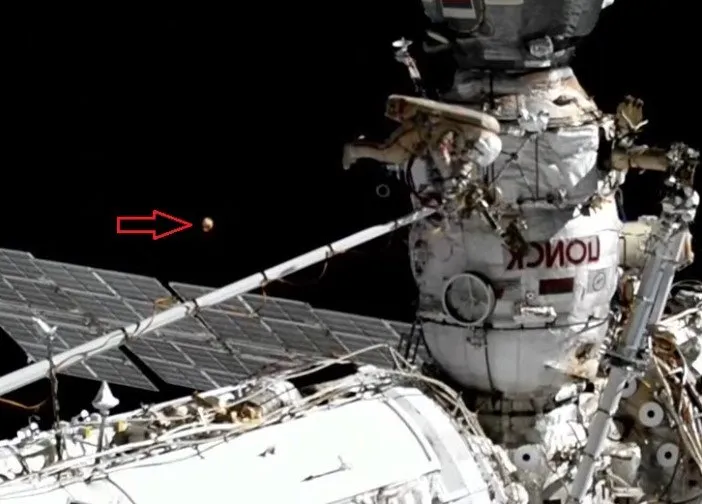 OVNI inteligente disfrazado de basura espacial visto cerca de la ISS (Video)