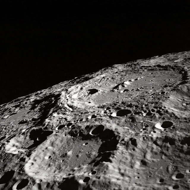 (Vídeo) Captan un objeto muy extraño en un cráter de la Luna