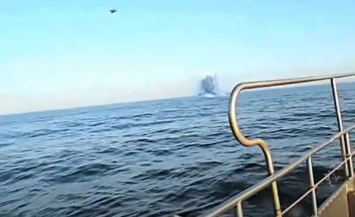 Pescadores Filmaron Un OVNI Que Escapaba De Un Avión Militar Al Sumergirse En El Océano